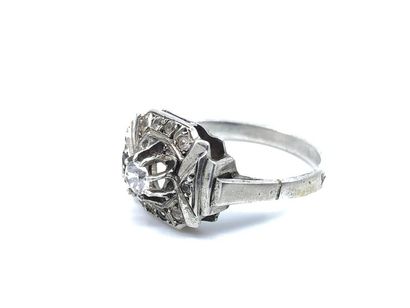 BAGUE 
En argent 925 ornée de pierres blanches...