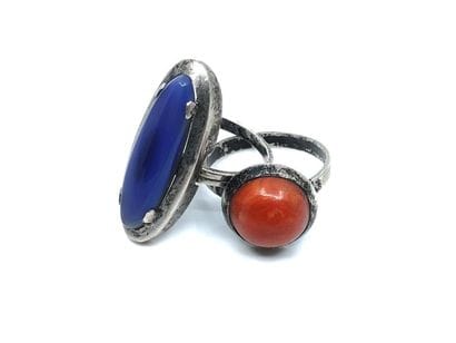 LOT, comprenant :
- BAGUE en argent ornée...