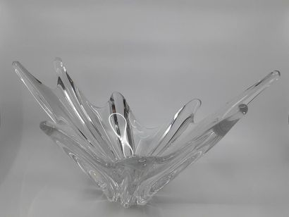 BACCARAT 
COUPE en cristal allongée
Signée...