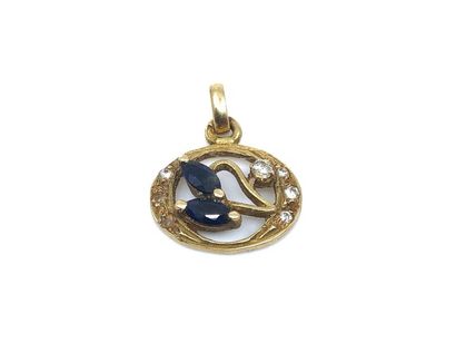 PENDENTIF 
En or jaune 750° orné de saphirs...