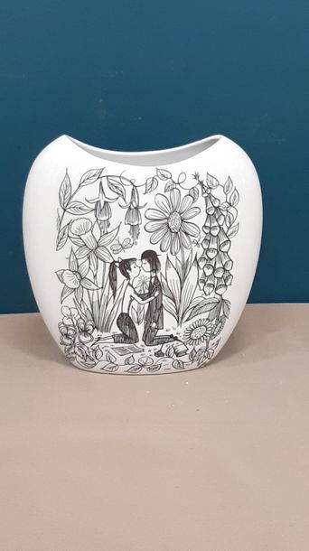 PEYNET 
Les amoureux 
Vase en porcelaine...