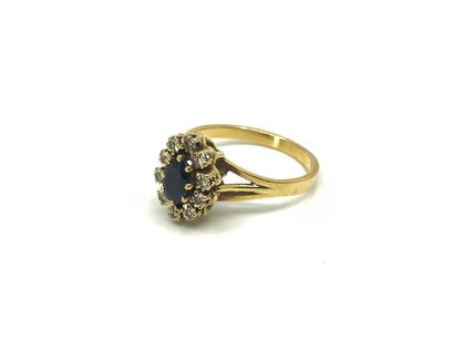 BAGUE marguerite en or jaune 750° ornée d'un...