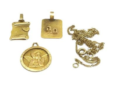 CHAINE en or jaune 750° ornée de trois pendentifs...