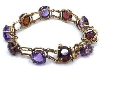 BRACELET en or jaune 750° ornée de grenats...