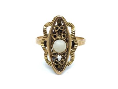 BAGUE en or jaune 750° ornée d'une perle...