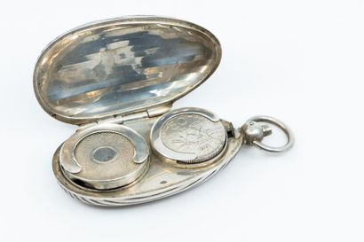 Porte Ecu 
en argent guilloché (quelques...