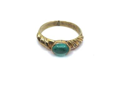 BAGUE en or jaune ornée d'un cabochon d'émeraude...