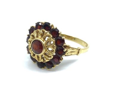 BAGUE en or jaune 750° ornée de grenats 
Poids...