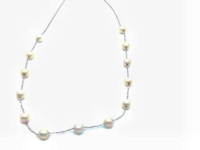 COLLIER 
en or 14 kt ponctué de perles 
Poids...