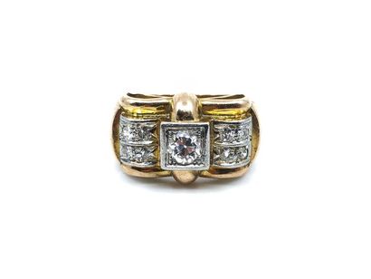 BAGUE 
en or deux tons ornée d'un diamant...