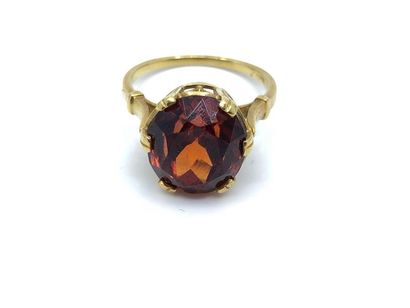 BAGUE en or jaune 750° ornée d'un grenat...