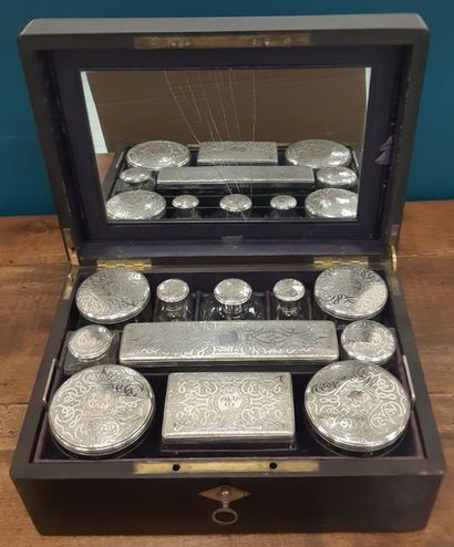NECESSAIRE DE VOYAGE dans un coffret en bois...