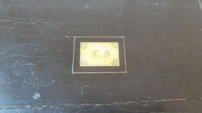NECESSAIRE DE VOYAGE dans un coffret en bois...