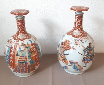 JAPON XIXème 
Paire de flacons de forme balustre...