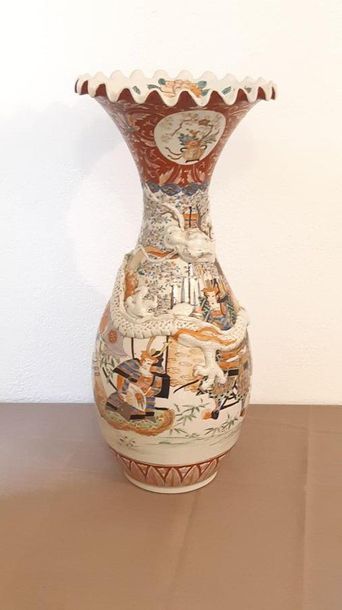 JAPON XIXème SIECLE 
Vase balustre en porcelaine...