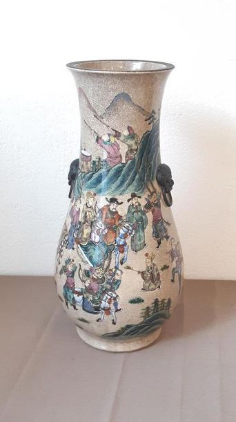 CHINE XIXème SIECLE
Vase en porcelaine à...