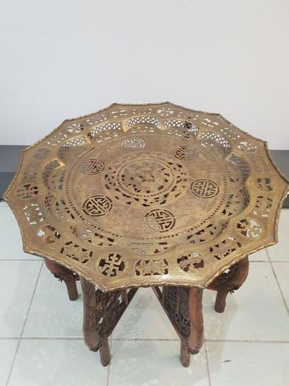INDOCHINE
Table basse en bois à six pieds...