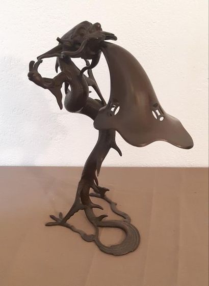 INDOCHINE
Lampe en bronze figurant un dragon...