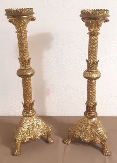 PAIRE DE PIQUE-CIERGE
d'eglise en métal doré,...