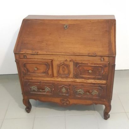 PETIT BUREAU DE PENTE en noyer 
ouvrant à...