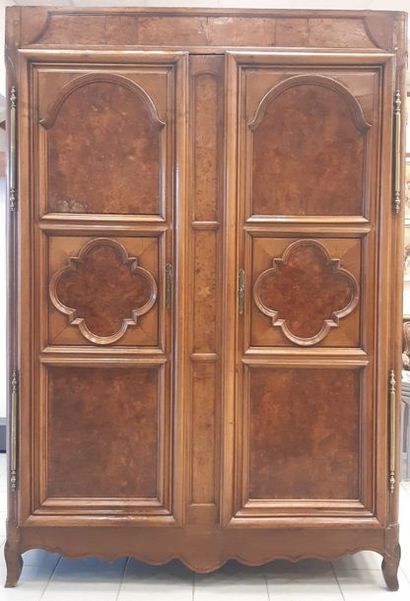 GRANDE ARMOIRE
En noyer ouvrant par deux...