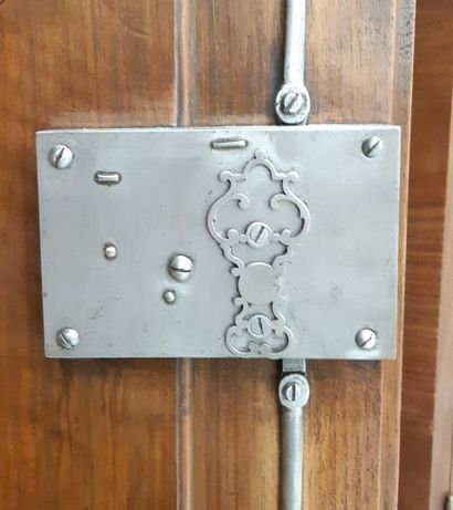 GRANDE ARMOIRE
En noyer ouvrant par deux...