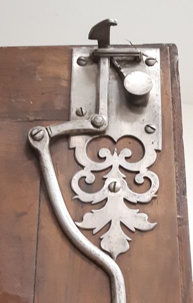 GRANDE ARMOIRE
En noyer ouvrant par deux...