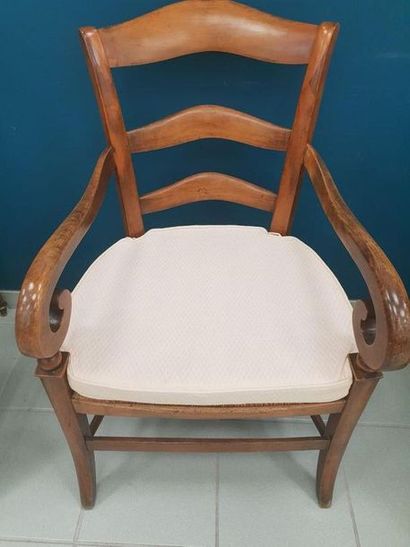 PAIRE DE FAUTEUILS
en noyer paillés
De style...