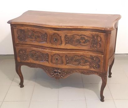 COMMODE 
arlésienne en noyer mouluré ouvrant...