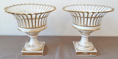 PAIRE DE COUPE
En porcelaine de Paris de...