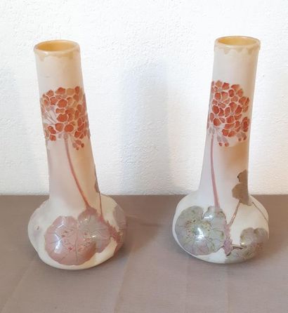 LEGRAS (Saint Denis) 
Paire de vases en pâte...