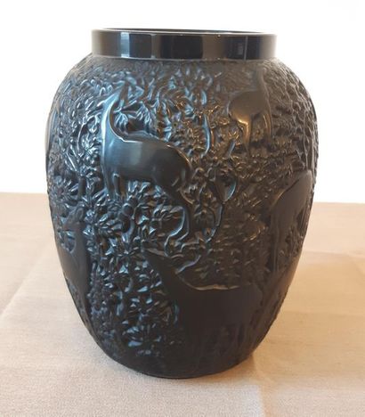 LALIQUE France 
Vase à décor de biches en...