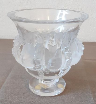 LALIQUE France 
Vase à décor d'oiseaux modèle...