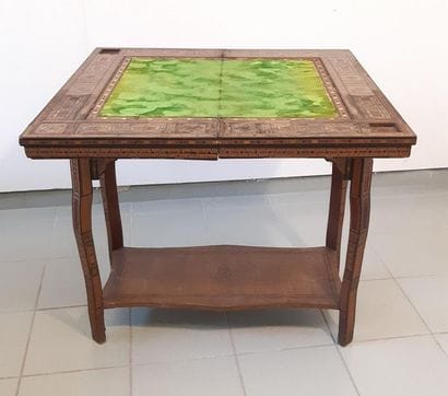 TABLE A JEUX
en marqueterie à double abattants
Travail...