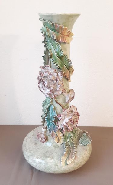 GRAND VASE
de forme balustre en faience à...