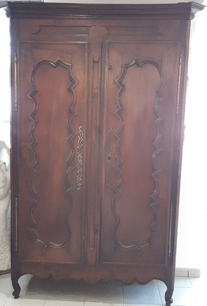 ARMOIRE 
En chêne ouvrant par deux vantaux...
