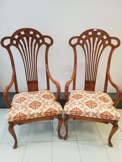 TRAVAIL ANGLAIS 
paire de fauteuils en noyer...