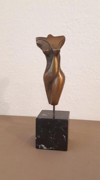 TRAVAIL MODERNE
Sculpture en bronze doré...