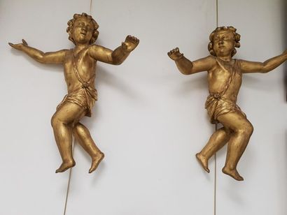DEUX CHERUBINS 
En bois doré entouré d'un...