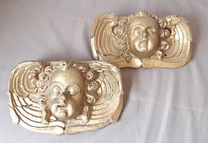 DEUX FRONTONS
en bois scuplté redoré à tête...