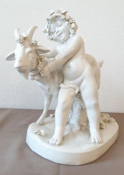 CAPO DI MONTE
Chérubin à la chèvre en faïence...