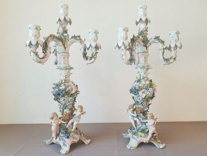 PAIRE DE CANDELABRES 
En porcelaine de Saxe.
A...