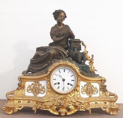 PENDULE 
En bronze doré représentant un jeune...