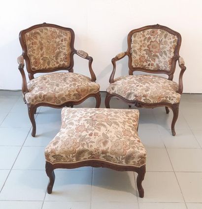 SUITE DE DEUX FAUTEUILS cabriolet en bois...