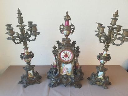 GARNITURE DE CHEMINEE
de style Louis XV en...