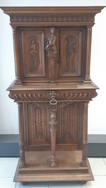 DRESSOIR 
En bois sculpté à décor de femme...