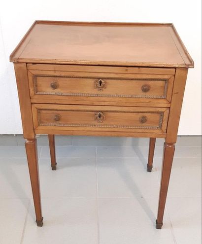 PETITE TABLE A ENCAS 
En bois fruitier ouvrant...
