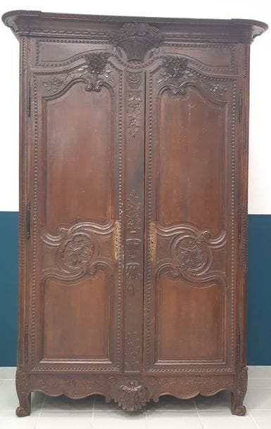 ARMOIRE DE MARIAGE 
ouvrant par deux vantaux...