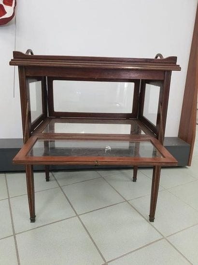 TABLE DESSERTE
En bois naturel, formant vitrine...