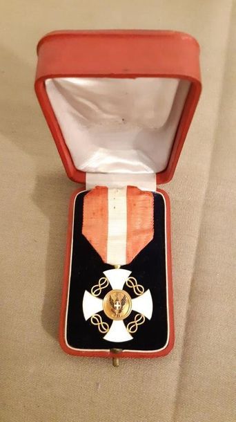 MEDAILLE DE L'ORDRE DE LA COURONNE D'ITALIE
La...